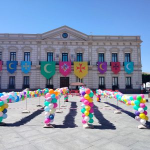 Globotà con arcos de globos en la plaza del ayuntamiento