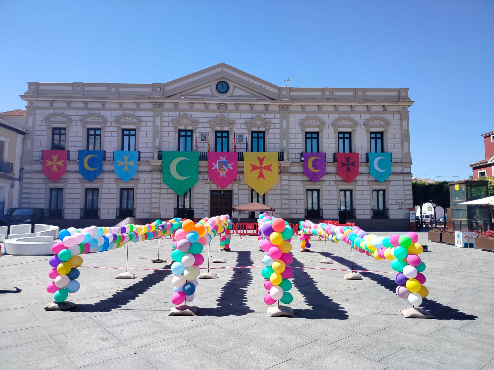 Globotà con arcos de globos en la plaza del ayuntamiento