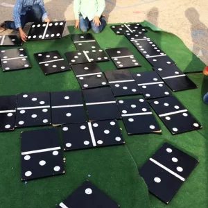 Juegos gigantes, domino gigante para jugar con niños en la calle