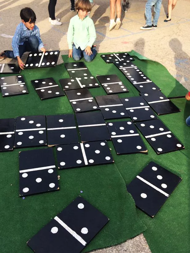 Juegos gigantes, domino gigante para jugar con niños en la calle