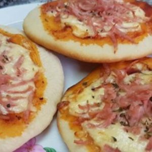 Pizzas, mini pizzas elaboradas por niños y niñas.