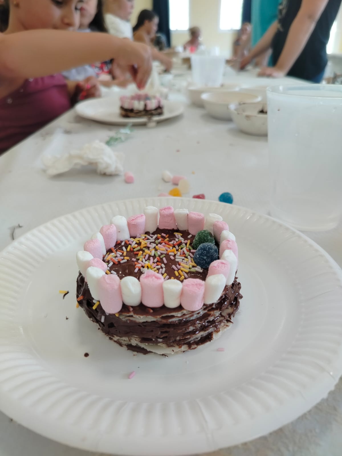 Taller infantil La Barraca de chocolate: tarta de chocolate decorada con golosinas