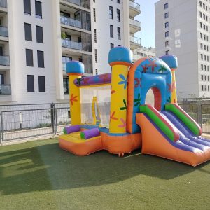 Castillo hinchable Mini Tobogán multicolor en jardín de urbanización