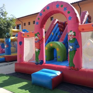 Hinchable Cirkus Park gigante con temática de circo, payasos y tobogán