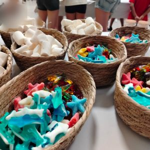 Taller infantil de tartas de gominolas con chuches y nubes