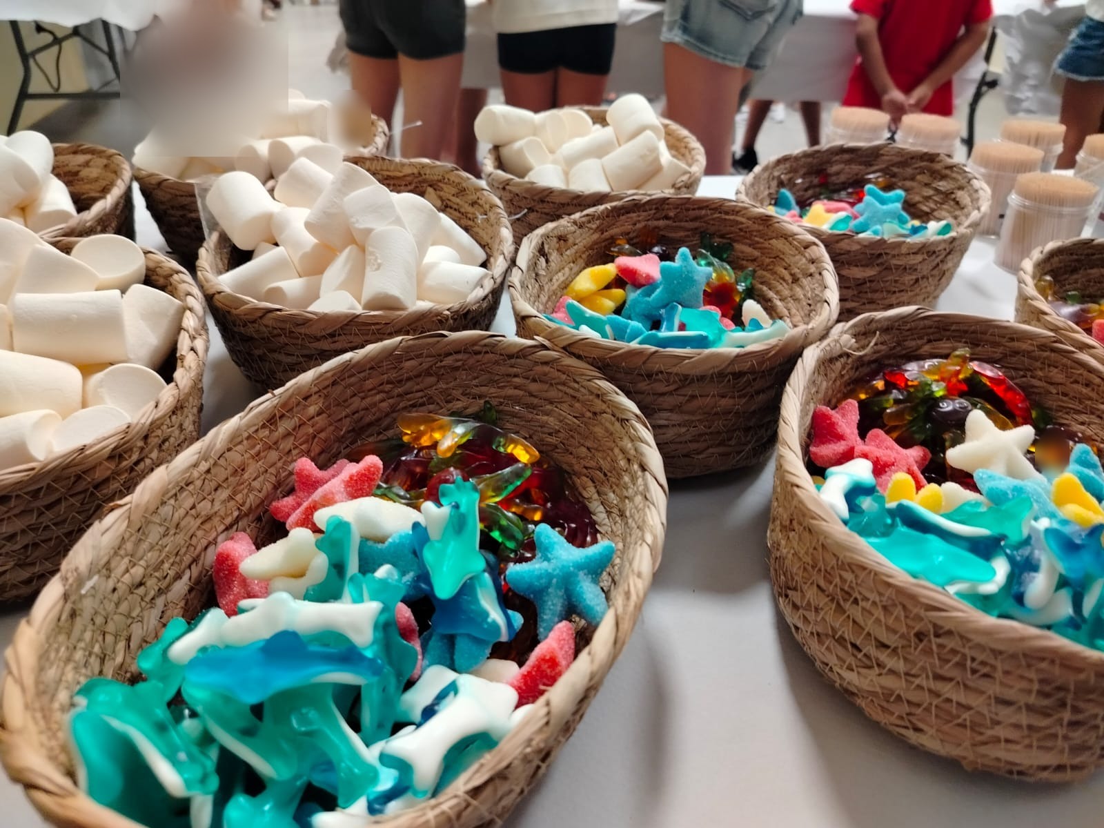 Taller infantil de tartas de gominolas con chuches y nubes